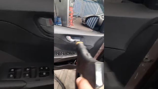 Чистка вентиляции салона с помощью пенного очистителя и пара.