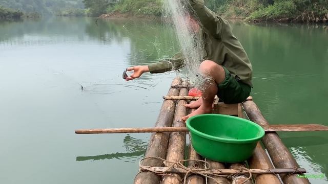 Pull the net to catch fish in the river, bring it to the district market to sell, Build daily life смотреть онлайн