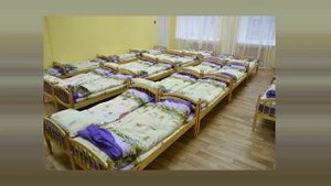 В ДЕТСАДУ РЕБЕНКА ПРИВЯЗАЛИ СКОТЧЕМ К КРОВАТИ