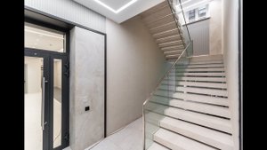 Обзор консольной лестницы в административном здании в центре Москвы
