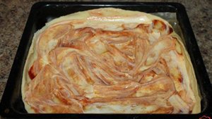 Пицца с салями, сыром и грибами в яичной заливке