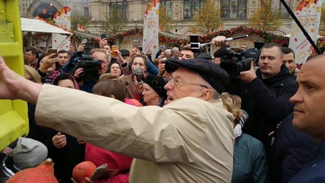 Жириновский раздаёт тыкву народу! смотреть онлайн