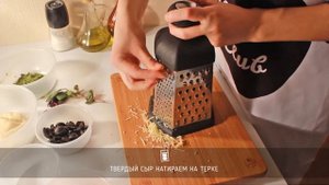 Итальянская пицца с ветчиной и соусом “Песто”