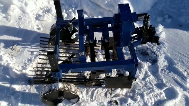 Картофелекопалка для мотоблока с валом отбора мощности. Мотоблок Аврора. Видео сбора урожая 2019