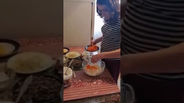 БЕЗУМНЫЙ ПАША. ИРИШКА ЧИКИ ПИКИ ГОТОВИТ САЛАТ МИМОЗА. смотреть онлайн