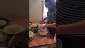 БЕЗУМНЫЙ ПАША. ИРИШКА ЧИКИ ПИКИ ГОТОВИТ САЛАТ МИМОЗА.