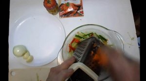 Салат со свежей капустой , огурцом и болгарским перцем. Типа по корейски