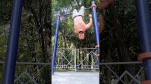 Растяжка для #ног вверх ногами на турнике + #тренировка пресса / (c) dzen.ru/m40r