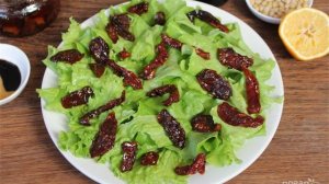 Салат с кедровыми орешками и вялеными помидорами