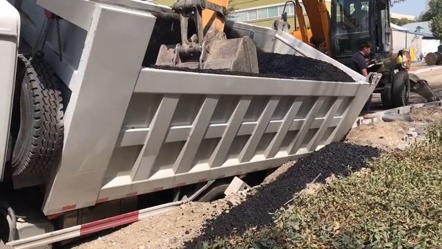 Грузовик с асфальтом провалился в Алмате на новой дороге