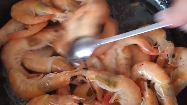 Жареные креветки с чесноком и соусом. Очень вкусно! смотреть онлайн