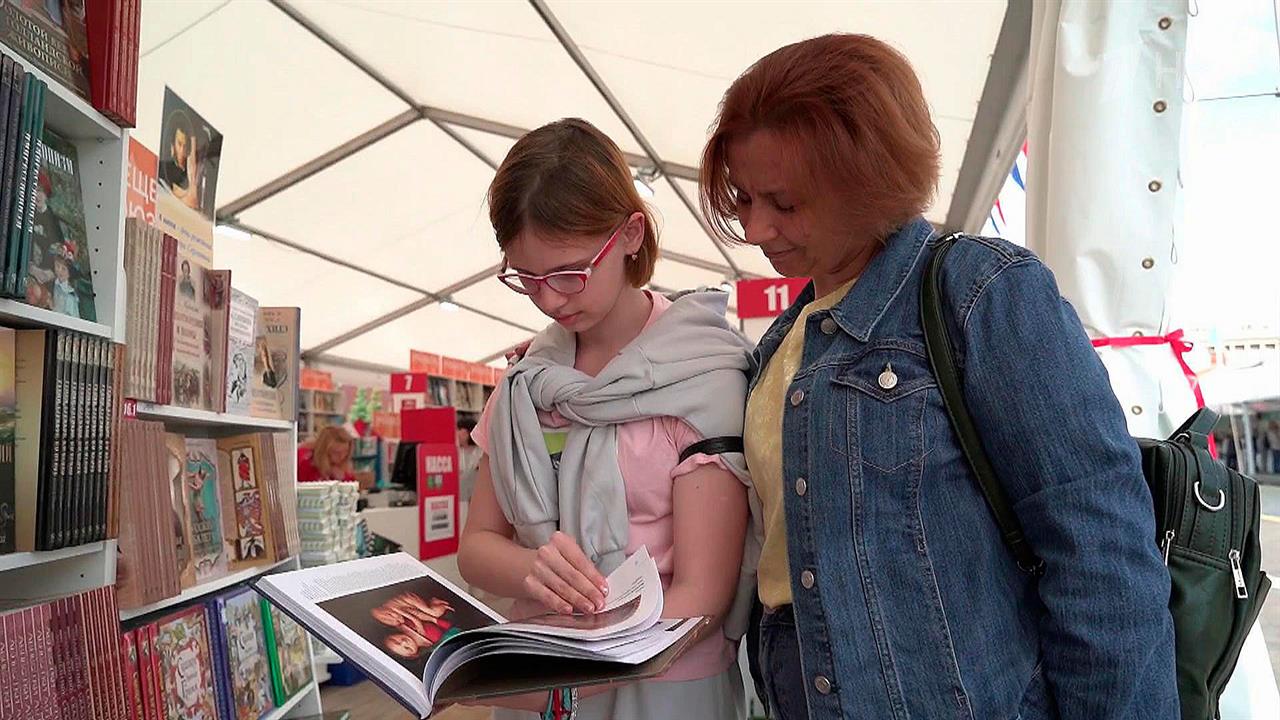 На фестивале "Красная площадь" сотни издательств предлагают посетителям свои книги