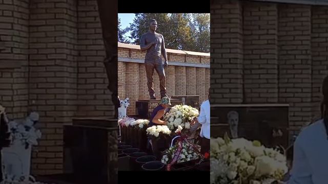 в день рождения Юрия Шатунова от его семьи на могилу возложили огромную корзину белых роз