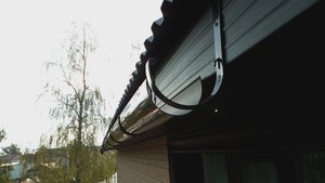 Монтаж водосточной системы Дёке на обшитый сайдингом дом