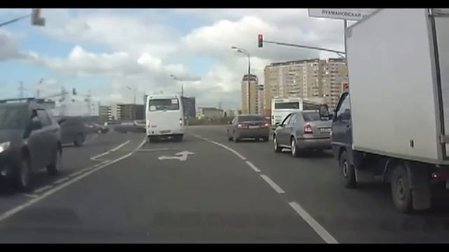 Грузовик Вольво ударил легковушку. смотреть онлайн