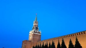 КАК ОТДЫХАЮТ У КРЕМЛЯ В МОСКВЕ . КАК ЗВУЧАТ КУРАНТЫ В 21.03 ?