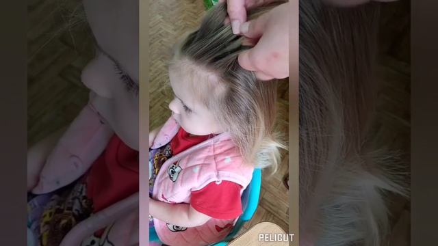Заплетаю дочке колосок. Прическа для девочки