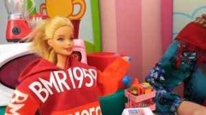 Кукла Барби и Баба Маня встречают Новый Год с котенком-переростком! Игры в куклы Барби для девочек