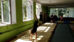 Шпагат при ходьбе, прыжки на дорожке в Акробатике