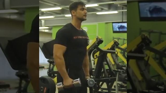 Подъем гантелей перед собой