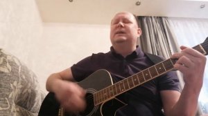 Он по дороге шёл с гитарой за спиной