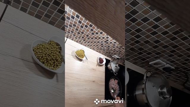 Тушёная фасоль с горохом и фаршем.