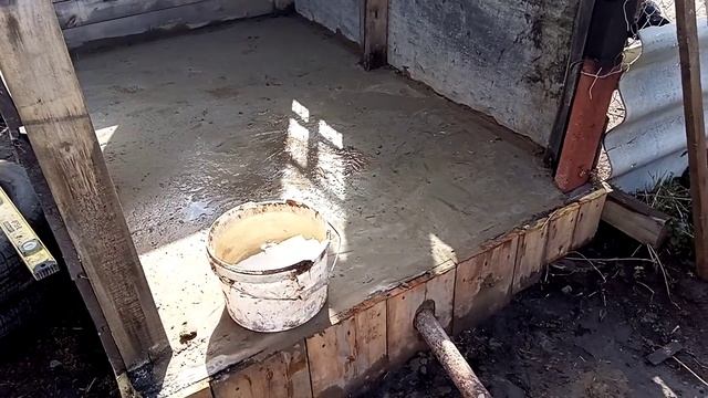 Про летний душ, с бетонным полом и сливом воды. Делаю своими руками..... правда уже третий год.