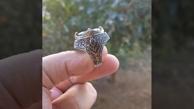 Перстень с камнем мистический топаз серебряный гравированный