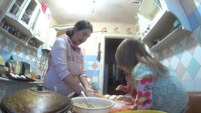 Готовим очень вкусные Ватрушки, с девочками))Ватрушки с картошкой,с творогом,и капустные пирожки! смотреть онлайн