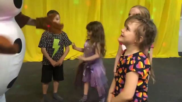 День рождения Миланы, ее пришли поздравить Русалочка Ариэль и снеговик Олаф смотреть онлайн