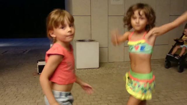 Аня, Ника и скрипач! В конце танцы! смотреть онлайн