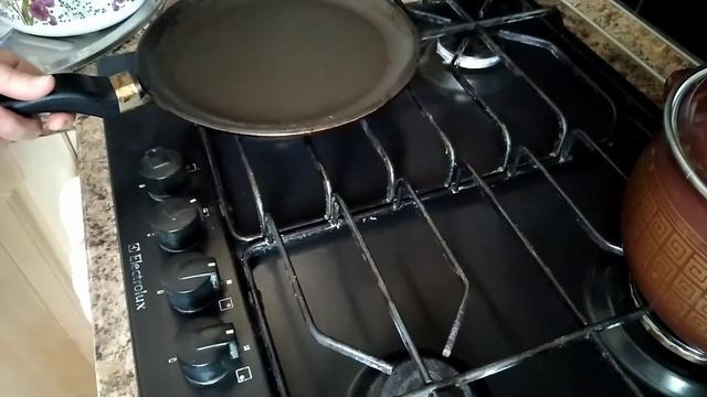 Ленивая хозяйка печет блины. смотреть онлайн