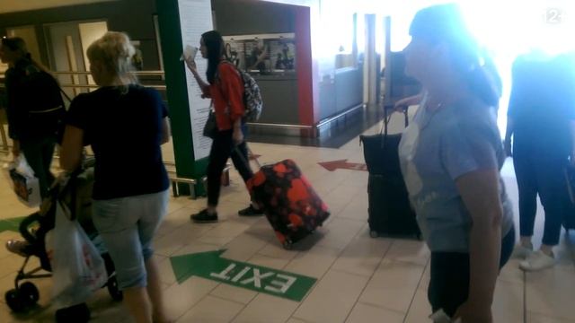 Аэропорт Ларнака, Кипр - Первый раз такое вижу - Нереальная толпа людей и очередь. смотреть онлайн