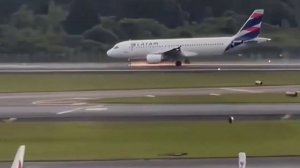 Самолёт приземлился на сломанное шасси