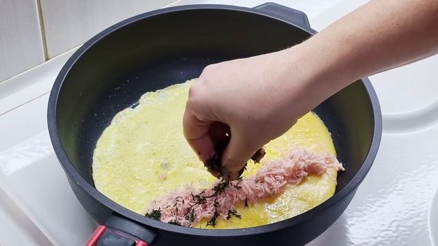 Вкусный Быстрый ЗАВТРАК На Скорую Руку! Яичный рулетик с начинкой на сковороде