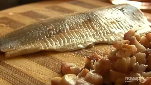 Салат с сельдью и грибами Лисичка