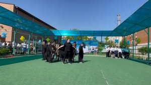 Инсценировка песни "Месяц май" 5а и 7б класс