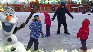 Настя Папа Полина и Матвей играют на льду