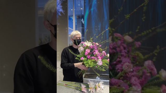 Make a leisurely holiday French bouquet 💐 Rose bouquetWith flowers dahlia multi carnations @bouquet смотреть онлайн