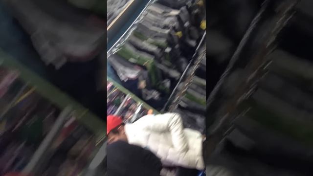 Венцеслав из дома 2 продает ремни на рынке.