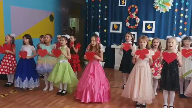 08.03.2022(Яна поёт песню про Маму,она в цыганском платье,красное в черный горошек,8 лет).❤️ смотреть онлайн