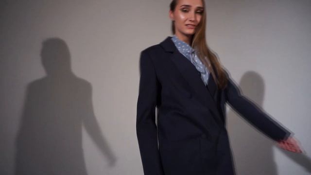 ДВУБОРТНЫЙ ЖАКЕТ С НАКЛАДНЫМИ КАРМАНАМИ / БРЮКИ-БАНАНЫ С ВЫСОКОЙ ТАЛИЕЙ смотреть онлайн