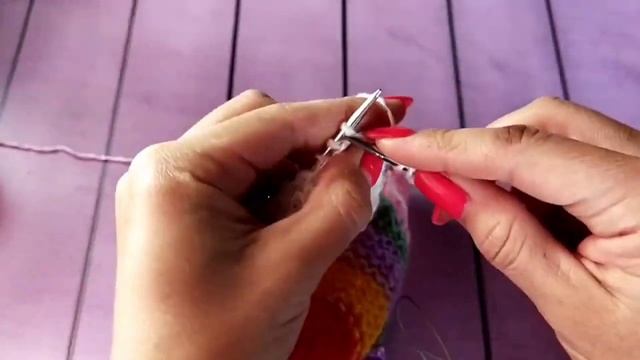 Осенняя женская шапка спицами  из остатков пряжи ?