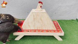 Кормушка столик из фанеры курам с большим запасом зерна и крышкой с петушком ?