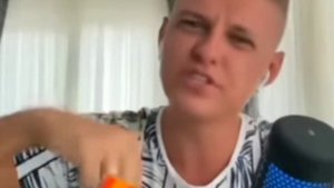 Арткул рофлит над Холдиклм! Холдик бомбит!????