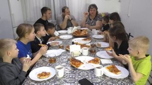 Пиццы в большой семье  .