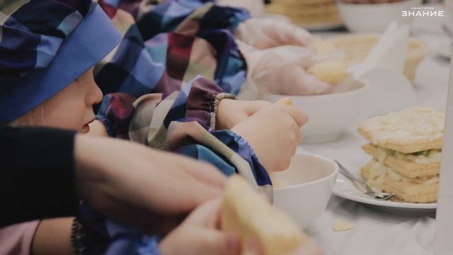 Готовим торт Наполеон с детьми. Мастер Класс от "Лечо" смотреть онлайн