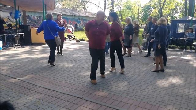 Вы только посмотрите на этого красавчика! Танцор от бога!!! смотреть онлайн