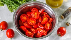 Помидоры дольками с луком и маслом