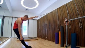 Растяжка спины с веревкой